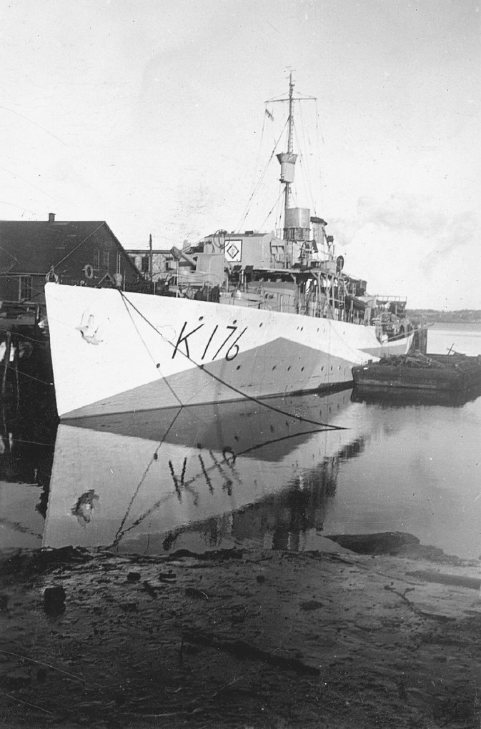 HMCS Kamloops K176 docked A