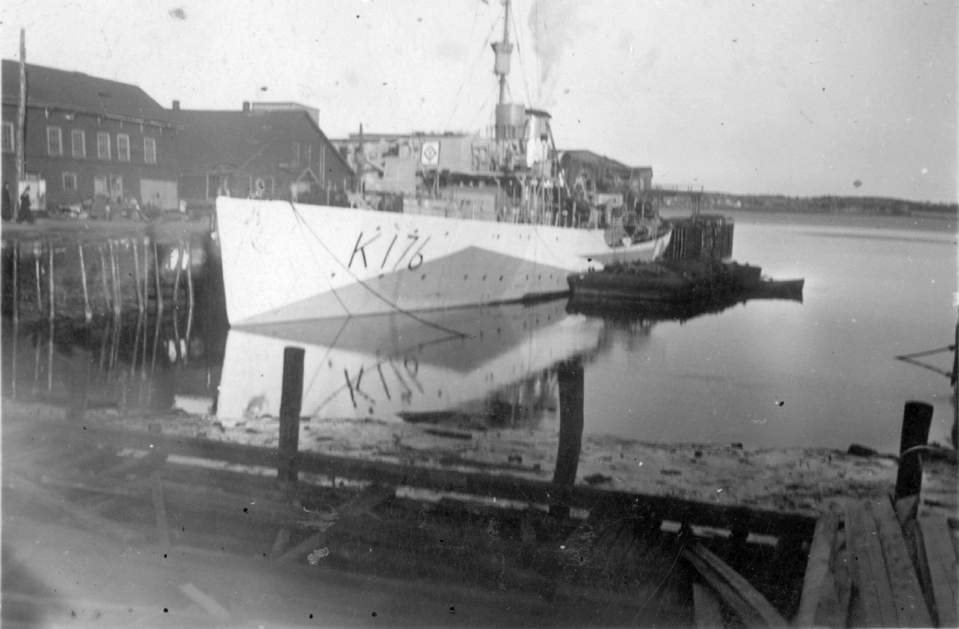 HMCS Kamloops K176 docked B